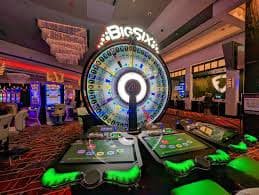 bet 2999 মোবাইলে ব্ল্যাকজ্যাক গাইড পড়ার দৃশ্য